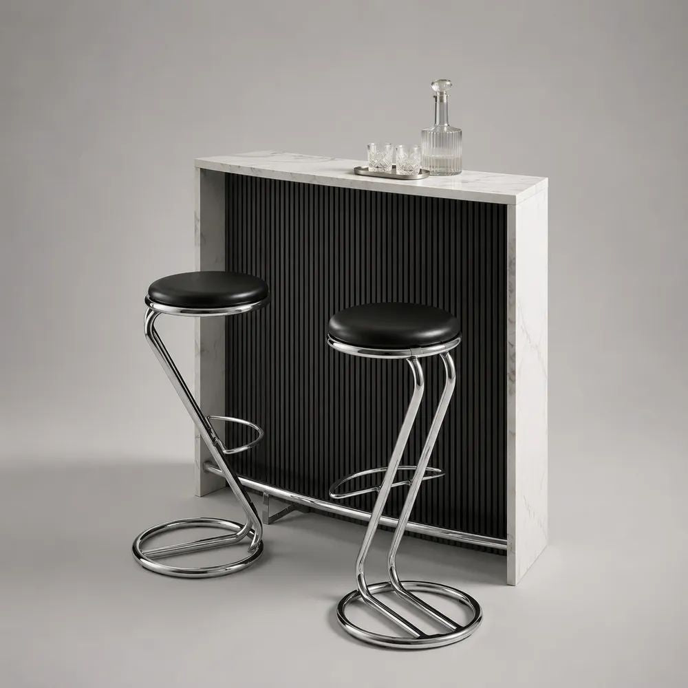 Set bancone bar rettangolare in legno bianco e nero effetto marmo con 2 sgabelli in acciaio cromato e pelle sintetica, bancone 120 x 40 x 105 cm, sgabelli 40 x 42 x 76 cm