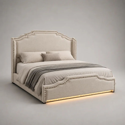 Letto matrimoniale imbottito beige 160 × 200 cm con testiera alta, pediera, borchie e illuminazione LED
